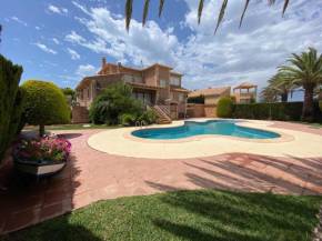 Chalet en los canales de Veneziola con piscina y embarcadero